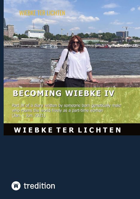 „BECOMING WIEBKE IV“ – Ein Tagebuch (Jan.–Jun. 2021) mit einer Person mit langen Haaren am Wasser, im Hintergrund Stadtgebäude.