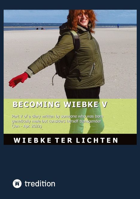 "Becoming Wiebke V" beschreibt ein Tagebuch einer trans Frau. Eine Person lächelt am Strand, trägt grüne Jacke, roten Handschuh.