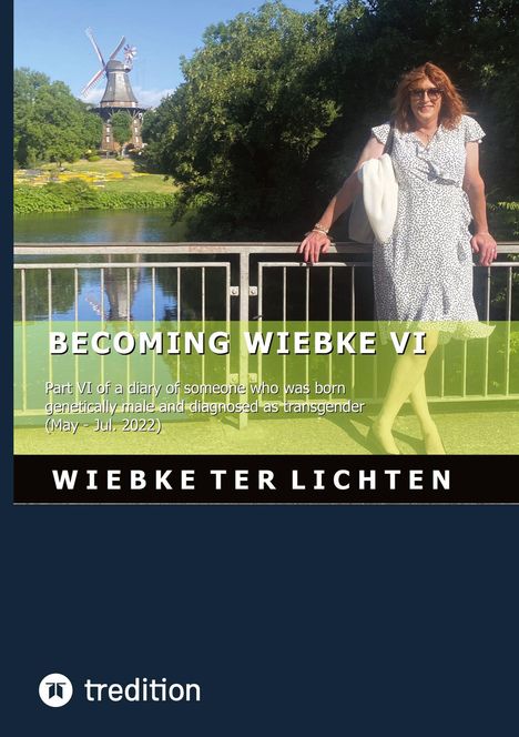 BECOMING WIEBKE VI. Eine Person in Sommerkleid und Sonnenbrille lehnt an einem Geländer vor einer Windmühle.