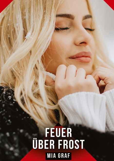 „FEUER ÜBER FROST“ und „MIA GRAF“. Eine Frau mit geschlossenen Augen im Schnee, hält ihren Pullover fest.