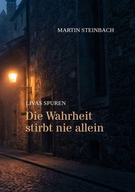 Titel: "LIVAS SPUREN: Die Wahrheit stirbt nie allein" von Martin Steinbach. Eine dunkle, gepflasterte Gasse mit Laterne.