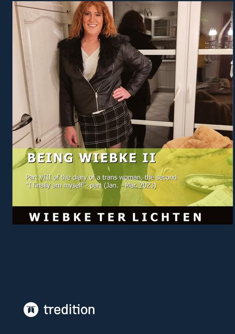 "BEING WIEBKE II" steht in einem gelben Abschnitt. Darunter eine Person in Lederjacke vor einer Glasrückwand.