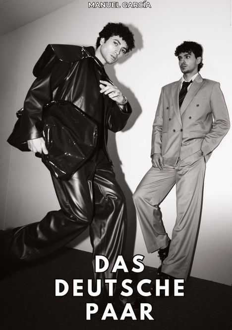 Manuel García. Zwei Männer in stilvoller Kleidung, der eine läuft, der andere lehnt entspannt an der Wand.