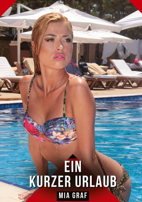 "Ein kurzer Urlaub. Mia Graf." Frau steigt aus Pool, trägt bunten Bikini, Hintergrund Liegen und Sonnenschirme am Poolrand.