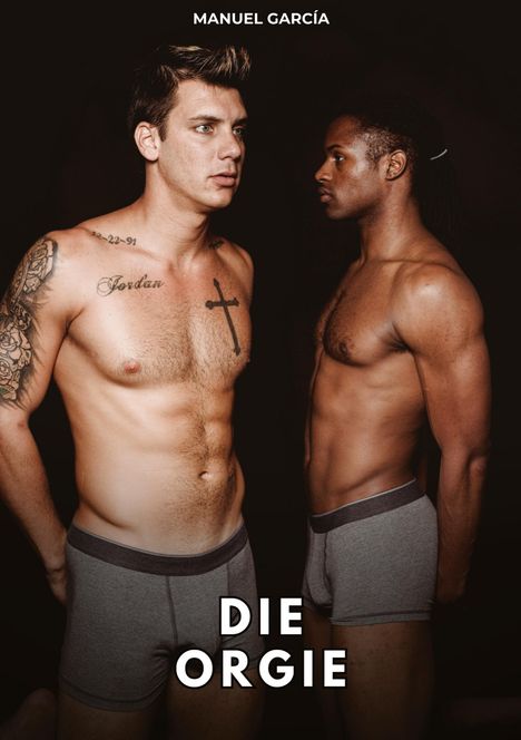 Manuel García. Die Orgie. Zwei Männer in Boxershorts, Brust tattoos, stehen nebeneinander seitlich im Profil.