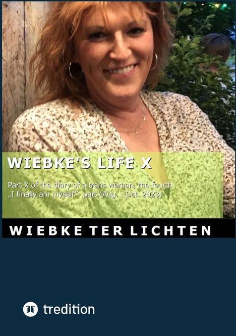 WIEBKE'S LIFE X. Tagebuch einer trans Frau, Teil X. „I finally am myself!” (Aug. - Okt. 2023). WIEBKE TER LICHTEN. Ein lächelnde Person im Hintergrund.