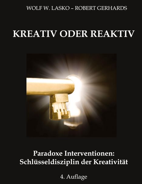 "KREATIV ODER REAKTIV", ein goldener Schlüssel in einem Schloss, Lichtstrahlen leuchten aus dem Schlüsselloch.