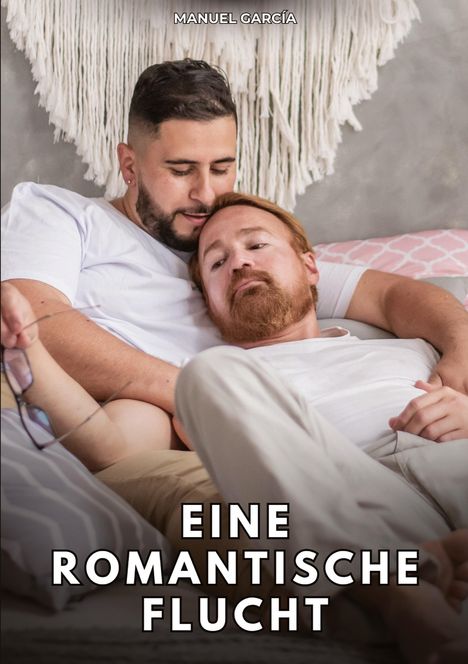 "MANUEL GARCÍA" oben, "EINE ROMANTISCHE FLUCHT" unten. Zwei Männer liegen entspannt auf einem Sofa.