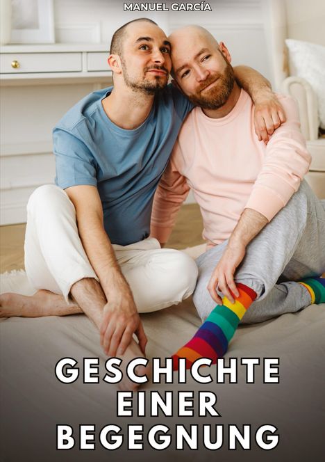 Die Texte "MANUEL GARCÍA" und "GESCHICHTE EINER BEGEGNUNG" sind sichtbar. Zwei Männer sitzen umarmt; einer trägt Regenbogensocken.