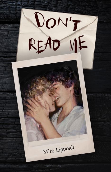 Briefumschlag mit Aufschrift: "DON'T READ ME". Darunter ein Polaroid von zwei sich umarmenden, lächelnden Personen.