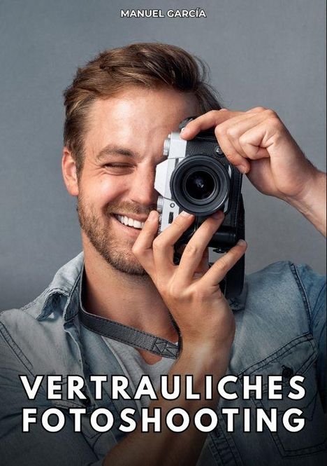 Text: "Vertrauliches Fotoshooting". Mann lächelt und hält Kamera, ein Auge hinter dem Sucher.