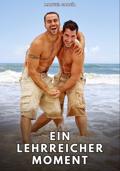 Text oben: Manuel García. Text unten: Ein lehrreicher Moment. Zwei Männer lachen am Strand, tragen beige Shorts.