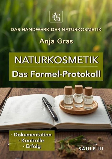 „Naturkosmetik: Das Formel-Protokoll“ von Anja Gras, Notizbuch und Fläschchen auf einem Tisch vor Naturhintergrund.