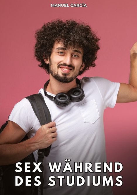 "Sex während des Studiums" und "Manuel García". Ein Mann mit Kopfhörern und Rucksack vor rosa Hintergrund.