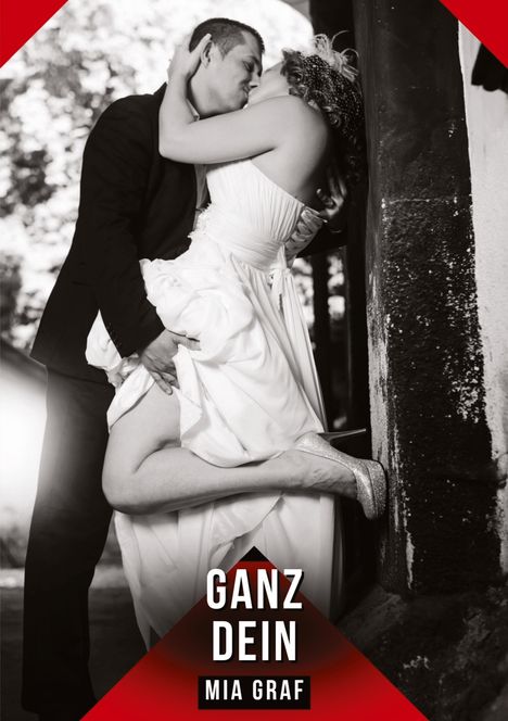 Texte: "GANZ DEIN MIA GRAF." Ein Paar in Hochzeitskleidung küsst sich leidenschaftlich. Schwarz-weiß mit rotem Akzent.