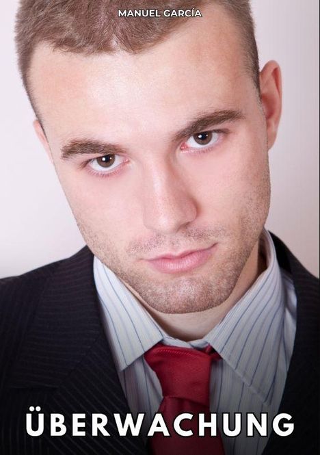 Oben: "MANUEL GARCÍA". Unten: "ÜBERWACHUNG". Ein Mann im Anzug mit ernstem Ausdruck und roter Krawatte.