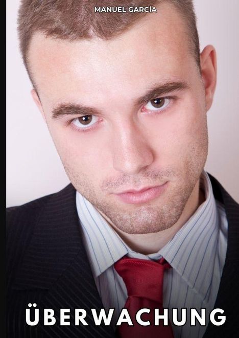 OBEN: MANUEL GARCÍA. UNTEN: ÜBERWACHUNG. Ein Mann in Anzug und roter Krawatte mit ernstem Blick.