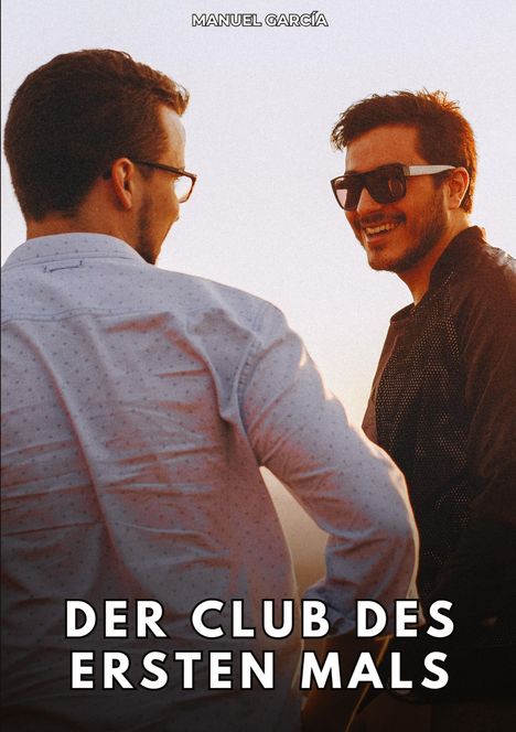 "Oberer Text: Manuel García. Unterer Text: Der Club des ersten Mals. Zwei Männer unterhalten sich im Sonnenuntergang."
