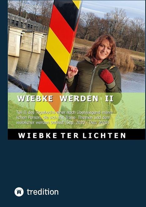 "WIEBKE WERDEN II: Teil II des Tagebuchs einer Person über Trans-Themen. WIEBKE TER LICHTEN." Eine Person steht draußen.