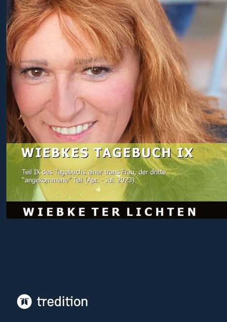 "WIEBKES TAGEBUCH IX" von Wiebke Ter Lichten, Teil IX einer trans Frau, Apr. - Jul. 2023. Foto einer lächelnden Frau mit rotem Haar.