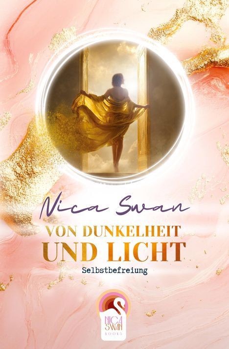 "Nica Swan: Von Dunkelheit und Licht - Selbstbefreiung." Eine Person in goldenem Tuch tritt durch ein Tor ins Licht.