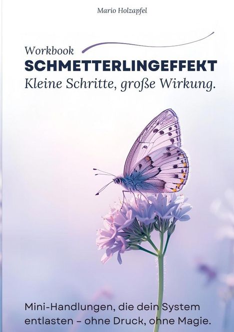 Titel: "WORKBOOK SCHMETTERLINGSEFFEKT." Ein lila Schmetterling sitzt auf einer blühenden Blume.