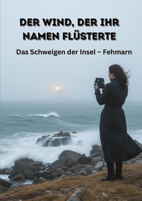 Ein Leuchtturm im Nebel. Eine Frau mit Kamera steht auf einem felsigen Ufer mit rauer See.