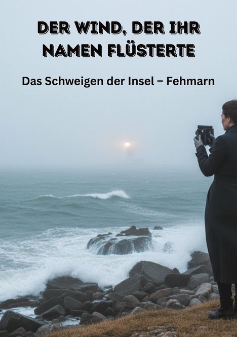 "Der Wind, der ihr Namen flüsterte. Das Schweigen der Insel – Fehmarn." Eine Person fotografiert das Meer und einen Leuchtturm.