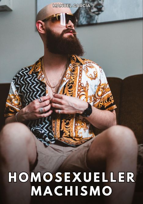 MANUEL GARCÍA, HOMOSEXUELLER MACHISMO. 
Ein bärtiger Mann mit Sonnenbrille und gemusterter Hemdjacke sitzt lässig auf einem Sofa.
