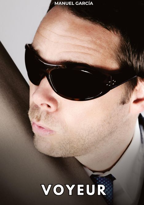 "MANUEL GARCÍA VOYEUR" zeigt einen Mann mit Sonnenbrille und Anzug, der ernst seitlich blickt.