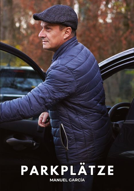 "PARKPLÄTZE" und "MANUEL GARCÍA" unten. Ein Mann in blauer Jacke öffnet die Autotür, herbstliche Bäume im Hintergrund.