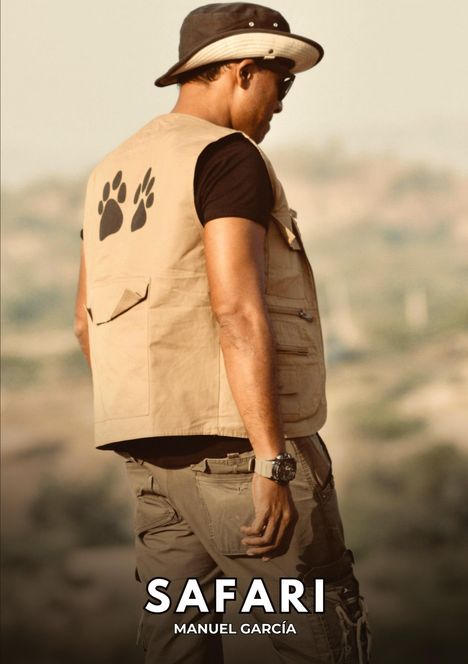 „SAFARI, MANUEL GARCÍA“, zeigt einen Mann mit Weste und Hut von der Seite, hinten Tierpfoten-Symbole.