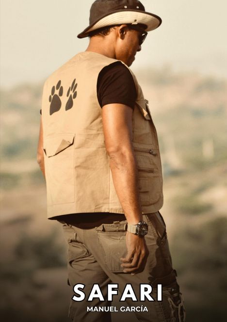 „SAFARI MANUEL GARCÍA“; Mann mit Hut und Weste mit Pfotenabdruck, schaut in eine Landschaft.
