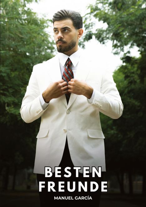 Text: "BESTEN FREUNDE, MANUEL GARCÍA". Ein Mann in einem weißen Anzug richtet seine Krawatte vor grünen Bäumen.