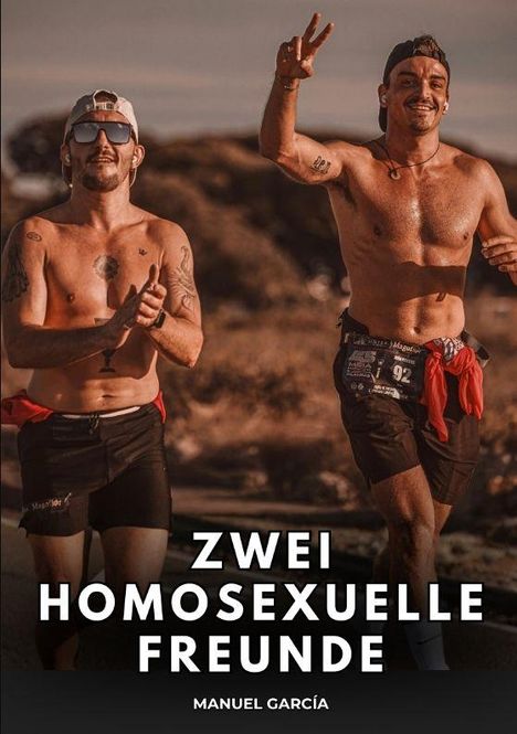 ZWEI HOMOSEXUELLE FREUNDE. MANUEL GARCÍA. Zwei lächelnde, oberkörperfreie Männer beim Joggen, einer zeigt ein Peace-Zeichen.