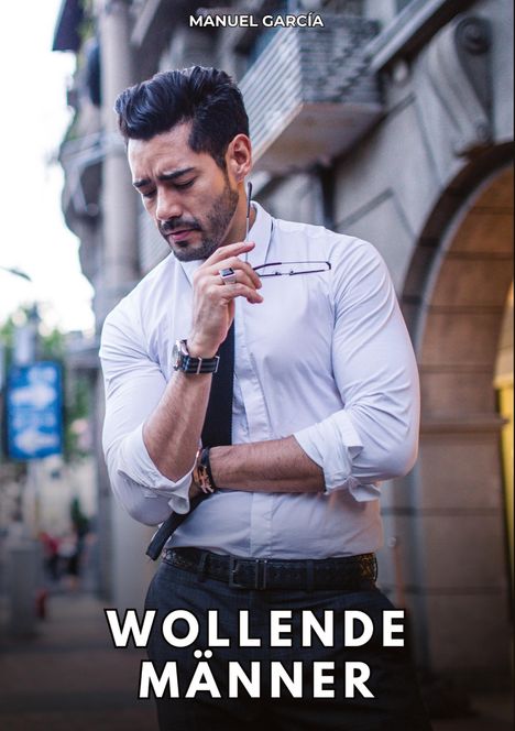 MANUEL GARCÍA. WOLLENDE MÄNNER. Ein Mann in Hemd und Krawatte hält nachdenklich eine Brille und steht vor einem Gebäude.