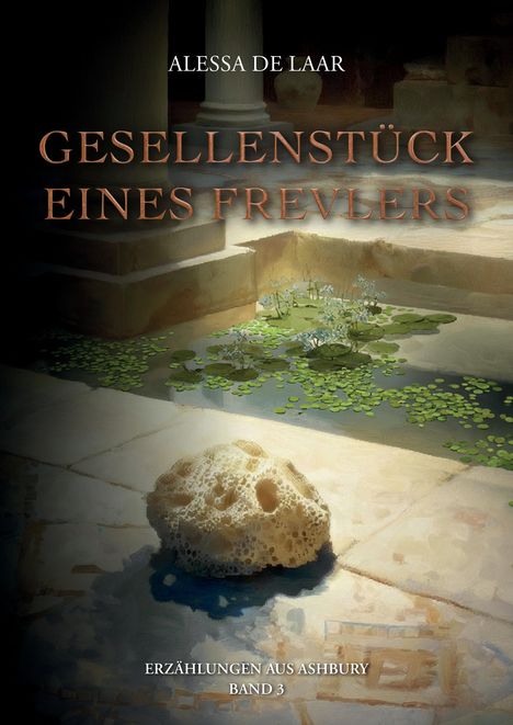 "GESELLENSTÜCK EINES FREVLERS" prangt über einem Teich mit Wasserpflanzen und einer großen, porösen Steinkugel.