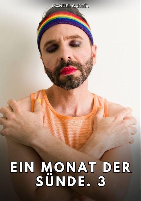 EIN MONAT DER SÜNDE. 3. Mann mit buntem Stirnband, Schminke und orangenem Shirt, Arme verschränkt.