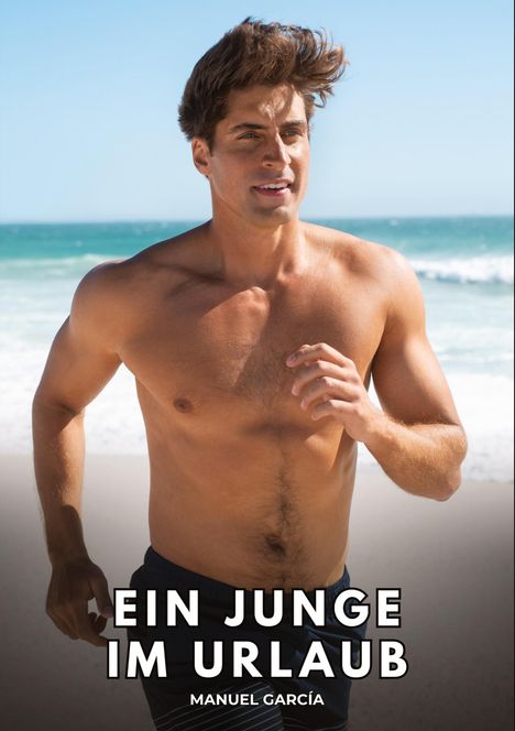 „EIN JUNGE IM URLAUB“ und „MANUEL GARCÍA“. Ein junger Mann joggt oben ohne am Strand, blaues Meer im Hintergrund.