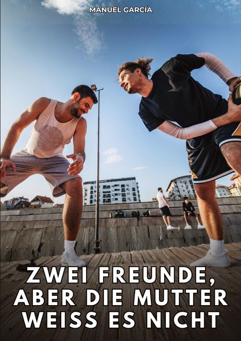 Der Text zeigt: "Zwei Freunde, aber die Mutter weiß es nicht." Zwei Männer in sportlicher Kleidung interagieren draußen.