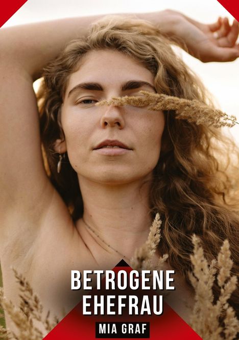 BETROGENE EHEFRAU. MIA GRAF. Eine Frau mit lockigem Haar, umgeben von Gräsern, hebt einen Arm über den Kopf.
