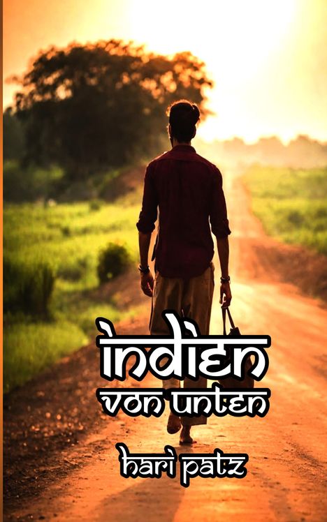 "Indien von unten" und "hari patz" stehen über einem Mann, der mit Tasche auf einem Feldweg geht. Sonnenuntergang im Hintergrund.