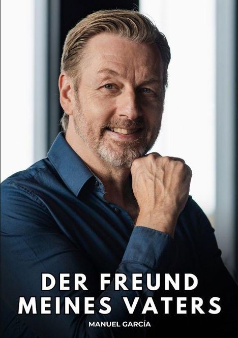 „DER FREUND MEINES VATERS“ von Manuel García. Ein lächelnder Mann in blauem Hemd stützt sein Kinn auf die Hand.
