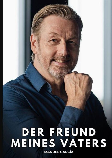 "Der Freund meines Vaters" und "Manuel García". Ein Mann in einem blauen Hemd lächelt, stützt sein Kinn auf die Faust.