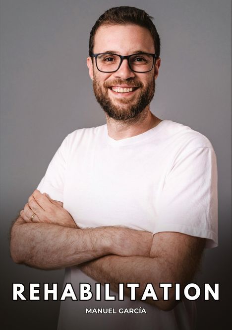 "REHABILITATION - MANUEL GARCÍA." Ein Mann mit Brille und Bart lächelt, trägt ein weißes T-Shirt vor grauem Hintergrund.