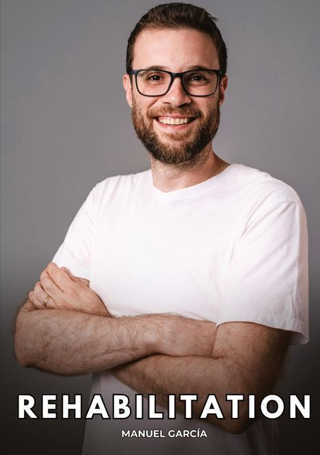"REHABILITATION" und "MANUEL GARCÍA" unten. Ein Mann mit Bart und Brille, lächelt im weißen Shirt mit verschränkten Armen.