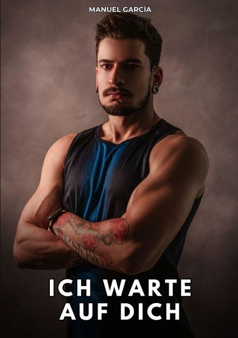 MANUEL GARCÍA. Darunter steht „ICH WARTE AUF DICH“. Ein muskulöser Mann mit Bart und Tattoos schaut direkt nach vorn.