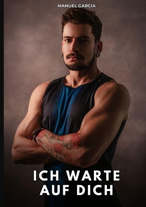 Text: „Manuel García“ oben, „Ich warte auf dich“ unten. Ein muskulöser Mann mit Bart und Tattoos blickt ernst in die Kamera.