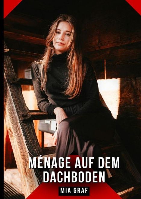„MÉNAGE AUF DEM DACHBODEN, MIA GRAF“. Eine Frau sitzt auf einer Holztreppe, in warmem Licht, mit einem schwarzen Outfit.