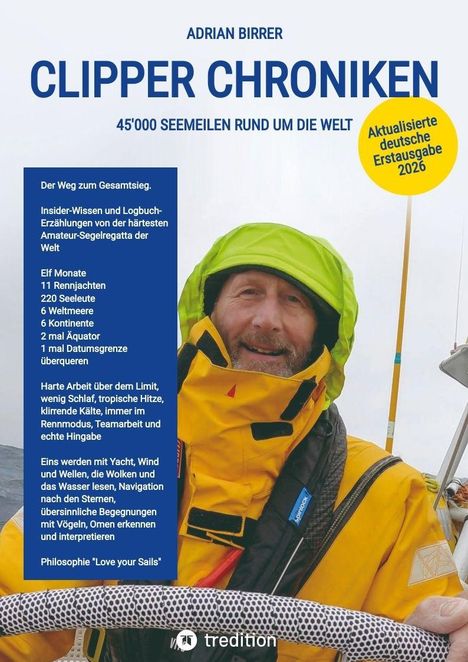 ADRIAN BIRRER CLIPPER CHRONIKEN: 45'000 SEEMEILEN RUND UM DIE WELT. Ein Segler in gelber Jacke lächelt auf einem Boot.